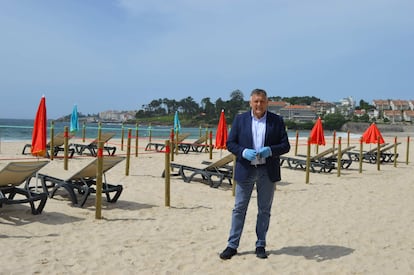 Telmo Martín, alcalde de Sanxenxo, en la playa de Silgar, ante una recreación del plan de seguridad de la covid-19