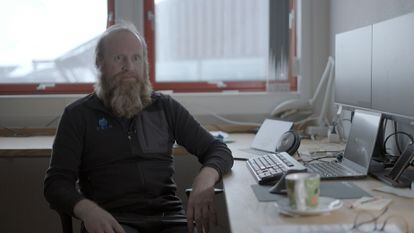 Rudolf Denkmann, investigador del SIOS, el 19 de abril en su despacho en Longyearbyen.