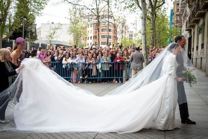 La novia, Teresa Urquijo, llega con su padre a la parroquia San Francisco de Borja de Madrid.