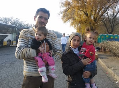 Masoud e Iman, con sus hijas Rosine y Aileen, en el norte de Serbia, antes de coger el tren que les llevaría a Croacia.