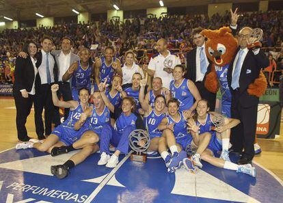 Las jugadoras del Perfumerías Avenida celebran su proclamación como campeonas de Liga de baloncesto femenino