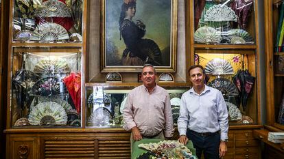 Javier y Arturo Llerandi posan junto al cuadro de Agustín Segura inspirado en su abuela que preside la tienda de abanicos Casa de Diego, fundada en 1823, en Madrid.