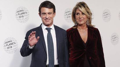 Manuel Valls y su pareja, Susana Gallardo, en los premios Planeta 2018 en Barcelona, el lunes.