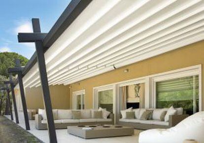 Pérgola moderna con toldo y pilares gruesos decorativos de Greendesign.