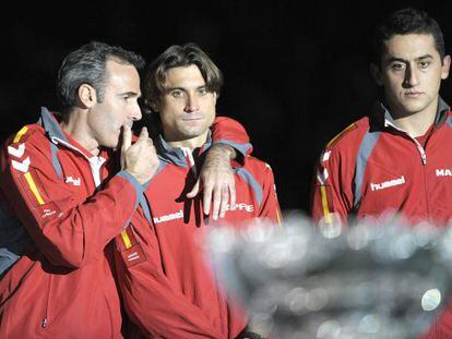 Ferrer y Almagro miran la Davis escapada.
