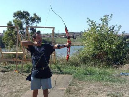 Alberto practica el tiro desde enero, pero no tiene licencia para tener un arco.