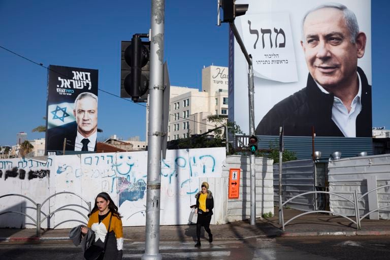 Carteles de Benny Gantz y Benjamín Netanyahu en la campaña electoral de marzo.