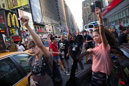 Protesta en una calle de Nueva York, cerca de Times Square, contra la sentencia de absolución de George Zimmerman, 14 de julio de 2013.