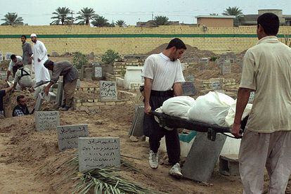 Víctimas de la batalla de Faluya son enterradas en el cementario de la ciudad.