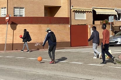 Los mismos jóvenes migrantes, en su camino hacia las pistas.