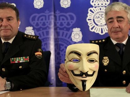 Responsables policials, amb la careta convertida en l'emblema d'Anonymous.