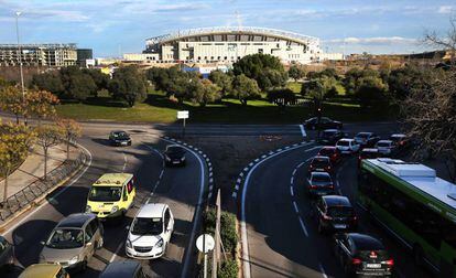 Avenida de Arcentales, ayer, en su tramo pr&oacute;ximo al estadio del Atl&eacute;tico de Madrid.