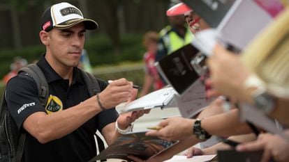 Pastor Maldonado firma aut&oacute;grafos en Singapur en septiembre de 2015.