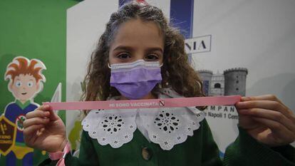 Una niña, tras finalizar su vacunación contra la Covid, en Nápoles (Italia).