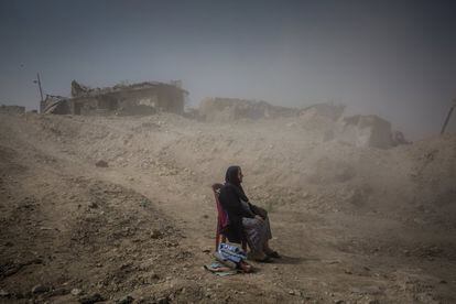 Imagen captada por el fotógrafo Ivor Prickett, ganador del primer premio de la categoría 'General News - Stories'. La foto muestra a Nadhira Aziz mientras observa a los trabajadores de la Defensa Civil iraquí sacando los cuerpos de su hermana y sobrina de su casa en la Ciudad Vieja, donde fueron asesinadas por un ataque aéreo en Mosul, Irak, el 16 de septiembre de 2017. Al final de la batalla por la segunda ciudad más grande de Irak, más de 9,000 civiles fueron asesinados. 