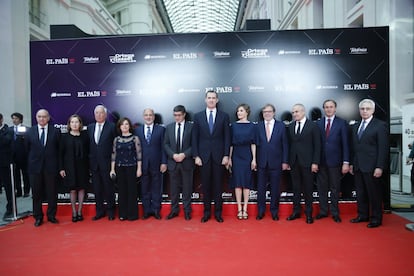 Los Reyes, junto al resto de autoridades posan en el photocall.