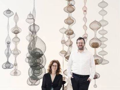 Iwan y Manuela Wirth en su galer&iacute;a de Los &Aacute;ngeles frente a las obras colgantes de la escultora californiana de origen japon&eacute;s Ruth Asawa 