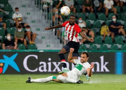 Iñaki Williams remata defendido por Gonzalo Verdú,  durante el Elche-Athletic de LaLiga disputado este lunes en el estadio Martínez Valero. EFE / Manuel Lorenzo