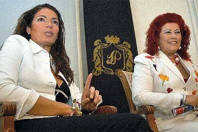 La representante de Vangelis, Constantina Pérez-Olarte, presentó la muestra con Consuelo Ciscar.