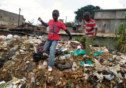 Niños juegan entre montañas de basura junto a la vía del tren, en el suburbio de Kibera.