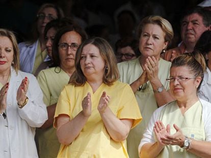 Personal del Hospital Clínico de Santiago tras el minuto de silencio que han guardado como homenaje a las víctimas.