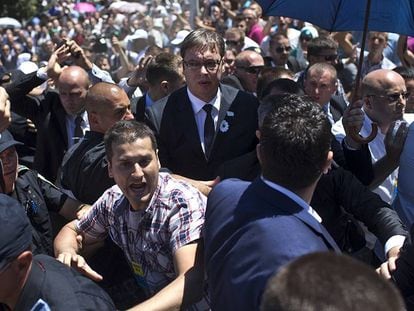 El primer ministro serbio, Alexander Vucic (c), durante unos disturbios en la conmemoración del 20 aniversario de la masacre de Srebrenica, en 2015.