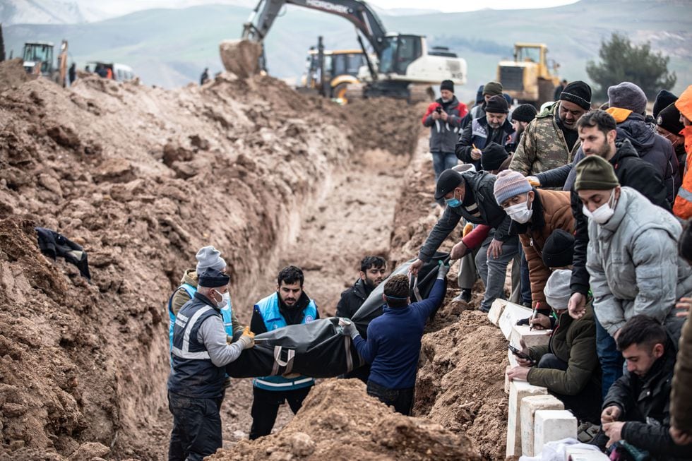 Entierro de víctimas del terremoto en Adiyaman, en Turquía, el viernes. 