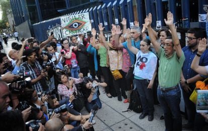 Periodistas, defensores de derechos humanos y activistas durante una manifestación en el año 2017, contra el espionaje con el software Pegasus por parte del Gobierno Federal.