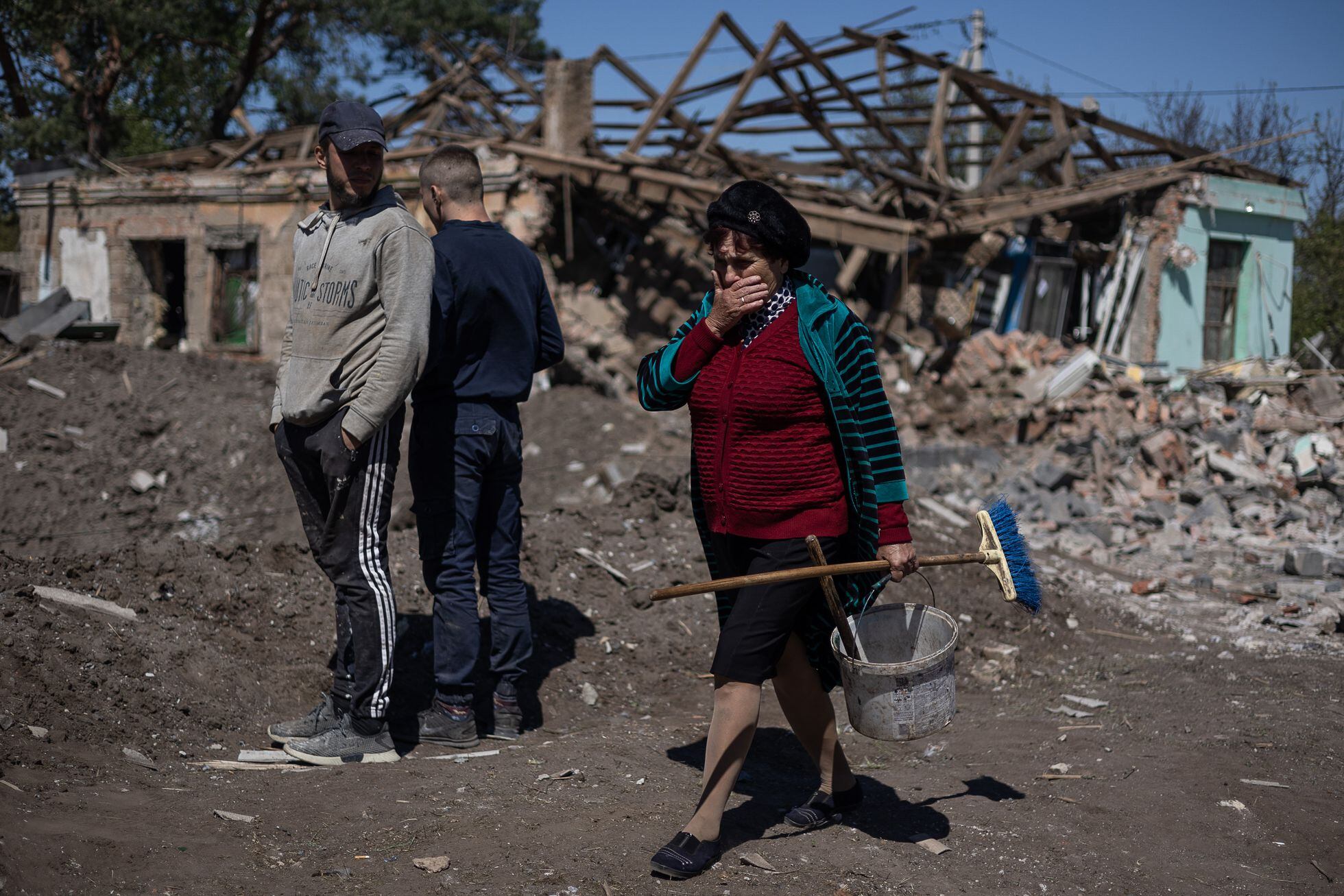 Una mujer entre los escombros en Malotaranivka, localidad muy cercana a Kramatorsk en la región de Donetsk (Donbas). El ataque ruso ha afectado a 25 viviendas. 