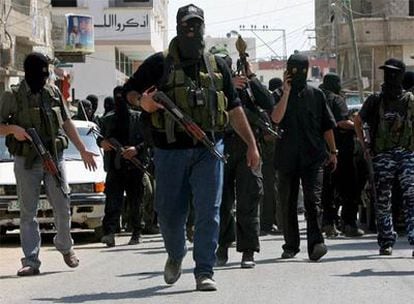Milicianos de Hamás patrullan frente a la sede de las fuerzas de Seguridad palestinas en Gaza.
