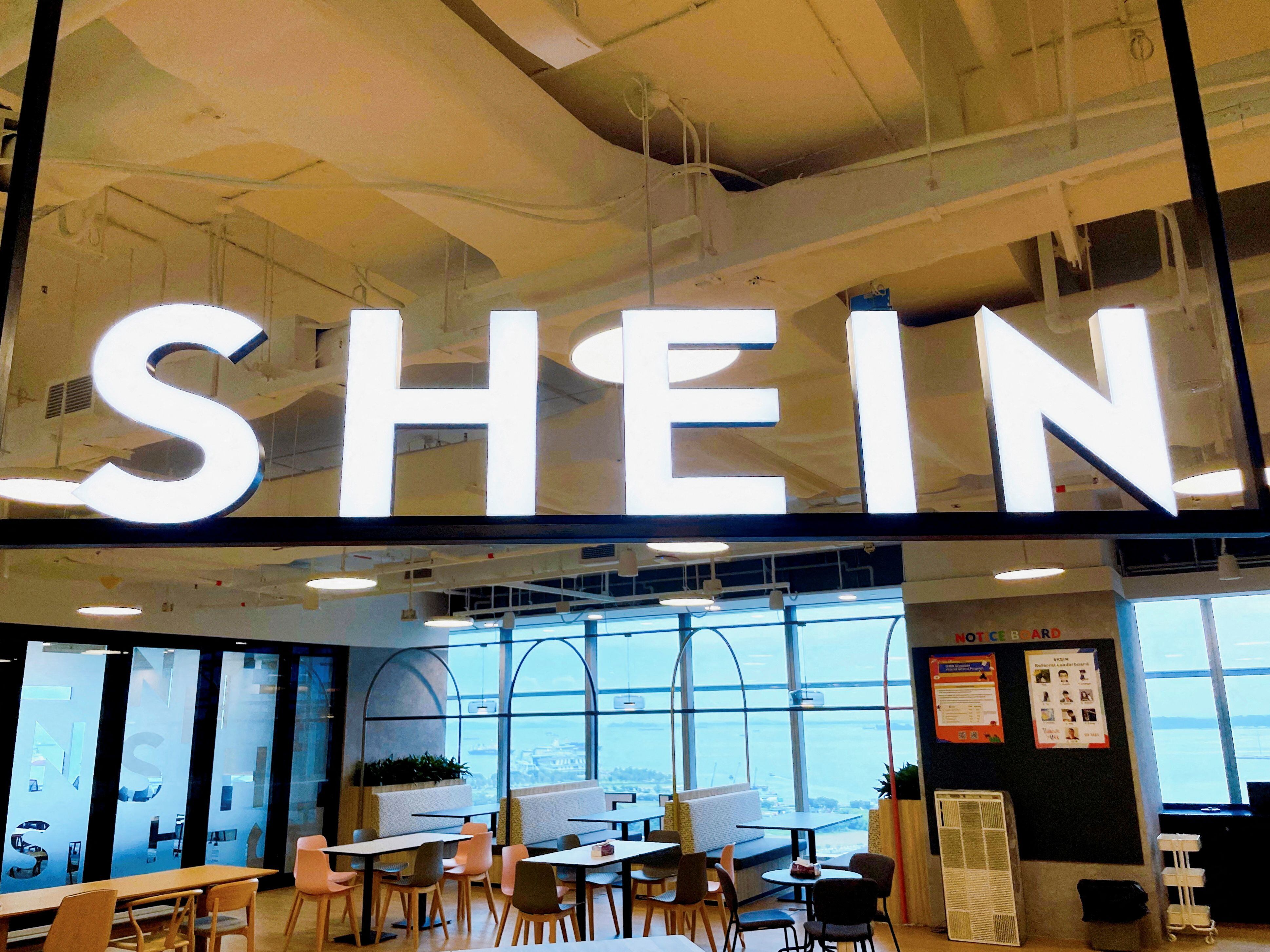 El logo de Shein en las oficinas de la compañía en Singapur.