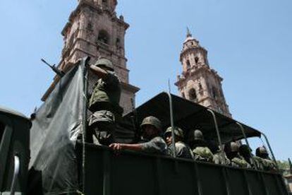 Militares patrullan este viernes Michoacán (México).