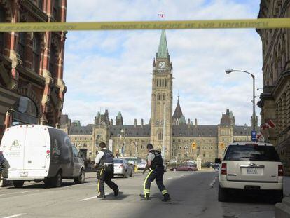 Agents de policia davant del Parlament, a Ottawa.