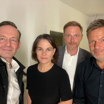 Desde la izquierda, Volker Wissing (FDP), Annalena Baerbock (Verdes), Christian Lindner (FDP) y Robert Habeck (Verdes) posan este martes en un selfi.