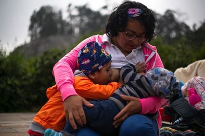 Una mujer amamanta a sus dos hijos en Ciudad de México, el 7 de agosto de 2022.