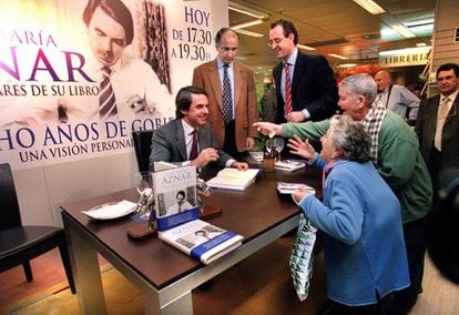 José María Aznar firma ejemplares de su libro 'Ocho años de Gobierno'. Su contrato con Planeta en 2003 fue la primera actividad remunerada que ideó el presidente para el momento de su salida del gobierno. Por los tres primeros cobraría 600.000 euros y una cantidad similar por los tres siguientes.