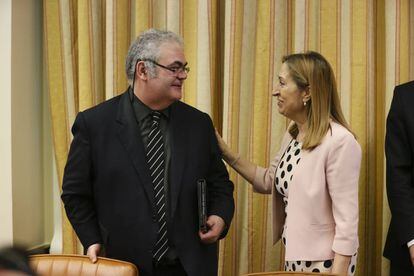 Feliu-Joan Guillaumes, presidente de la comisión de investigación del Alvia, y Ana Pastor, presidenta de la Cámara.