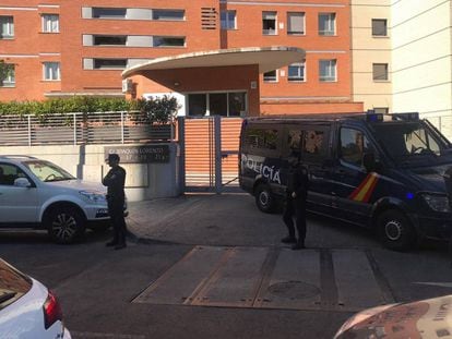 Un coche policial durante uno de los registros que se están realizando en Madrid este martes.