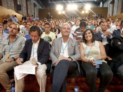 Carlos Floriano junto a Alberto Fabra, en el centro, y Alfonso Rus en el foro de Nuevas Generaciones del PP en Valencia.