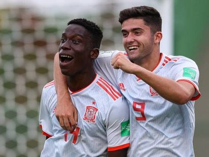 Moriba Ilaix y Jordi Escobar celebran un gol.