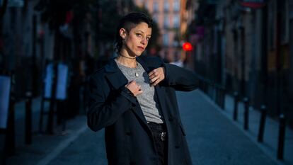 La cantautora Travis Birds en la calle de San Vicente Ferrer en el barrio de Malasaña de Madrid.