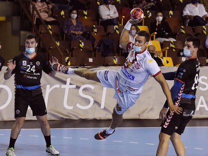 El jugador del Ademar Drew Donlin (centro) lanza ante los jugadores del Sinfín en el partido de la octava jornada de la Liga Asobal disputado este sábado en el Palacio Municipal de Deportes de León.