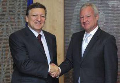 El presidente de la Comisión Europea, José Manuel Durao Barroso (i), saludando al nuevo presidente del Comité de las Regiones, el español Ramón Luis Valcárcel, en la sede de la Comisión en Bruselas hoy.