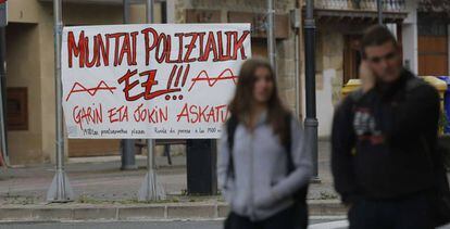 Pancarta en favor de los detenidos por la agresi&oacute;n a dos guardias civiles en Alsasua. 