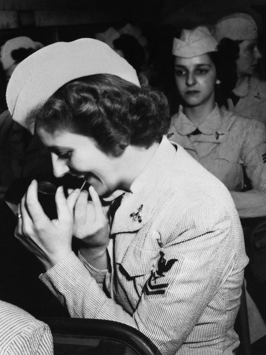 Una mujer se retoca el maquillaje en la base naval de Pearl Harbor.