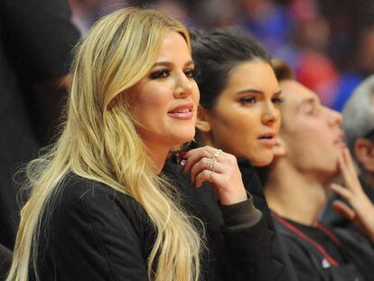 Khloe Kardashian y Kendall Jenner, durante un partido entre los Houston Rockets y Los Angeles Clippers en Los &Aacute;ngeles en 2015.