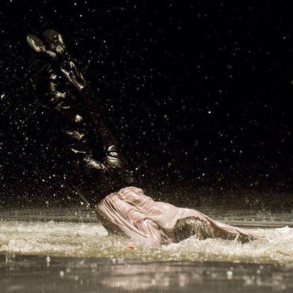 El origen de la vida está asociado a un medio líquido, a una suerte de agua turbia. En la imagen, representación de <i>Vollmond, de Pina Bausch (Tanztheater Wuppertal), con el agua como protagonista.</i>