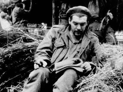 Ernesto &#039;Che&#039; Guevara leyendo en el Congo en 1965.