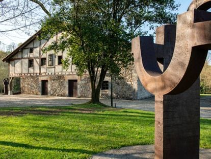 Eduardo Chillida adquirió en los años ochenta el caserío Zabalaga, del siglo XVI, para exponer ahí su trabajo y no depender de ninguna galería. En primer plano en la imagen, 'Arco de la libertad' (1993). |