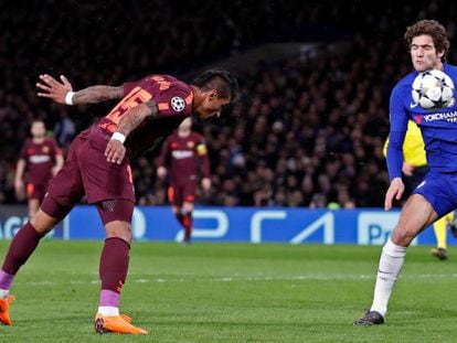 Paulinho remata un centro Messi ante Marcos Alonso.